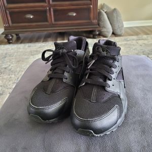 Youth Nike Huraches 7y black & red